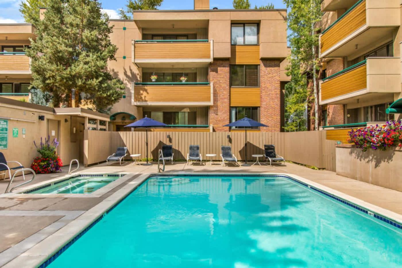 Riverfront 2 Bedroom - Steps To Town - Pool & Hot Tub Aspen Exterior photo