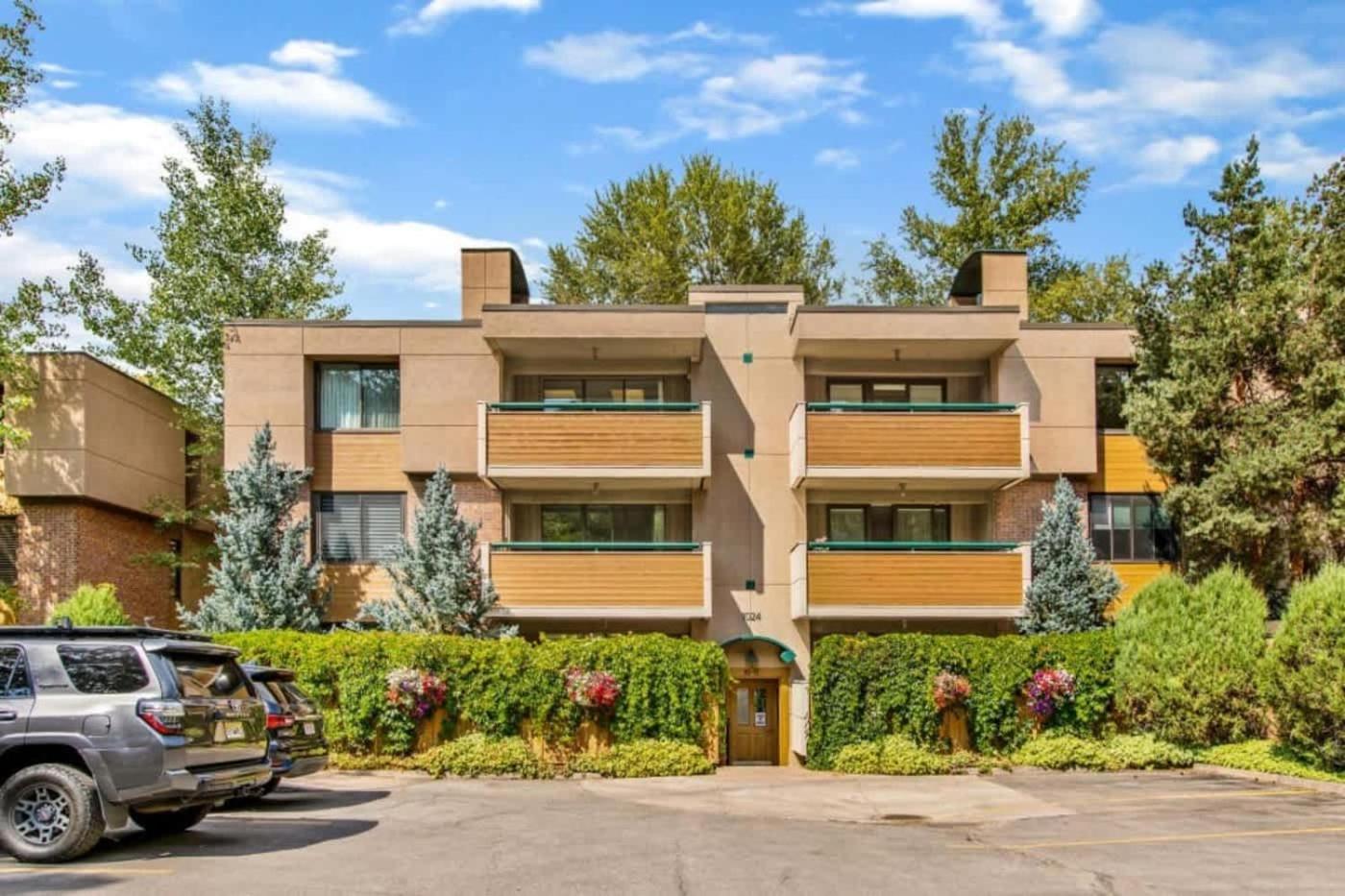 Riverfront 2 Bedroom - Steps To Town - Pool & Hot Tub Aspen Exterior photo