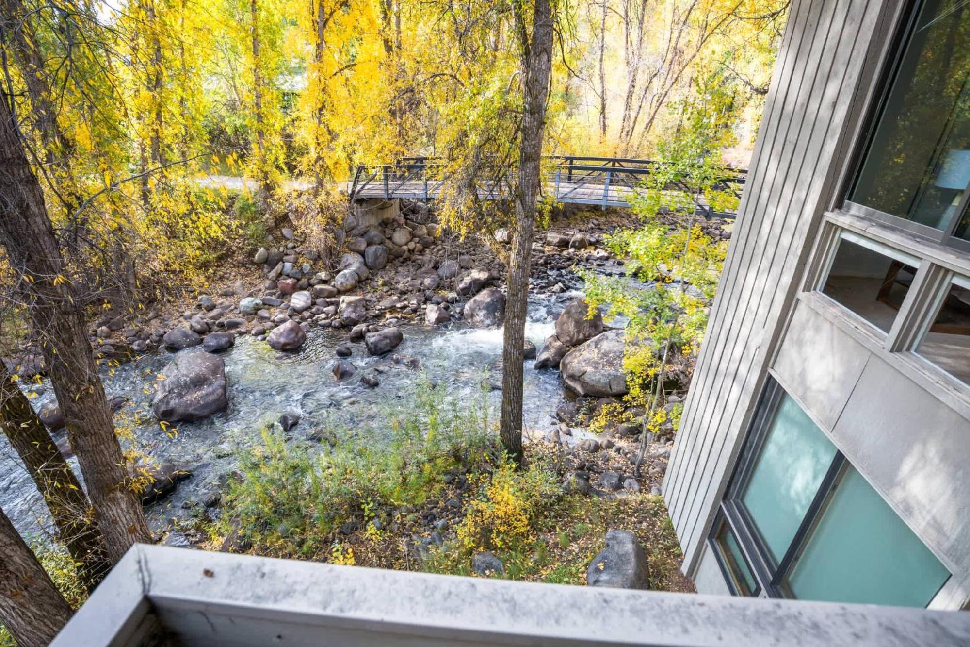 Riverfront 2 Bedroom - Steps To Town - Pool & Hot Tub Aspen Exterior photo
