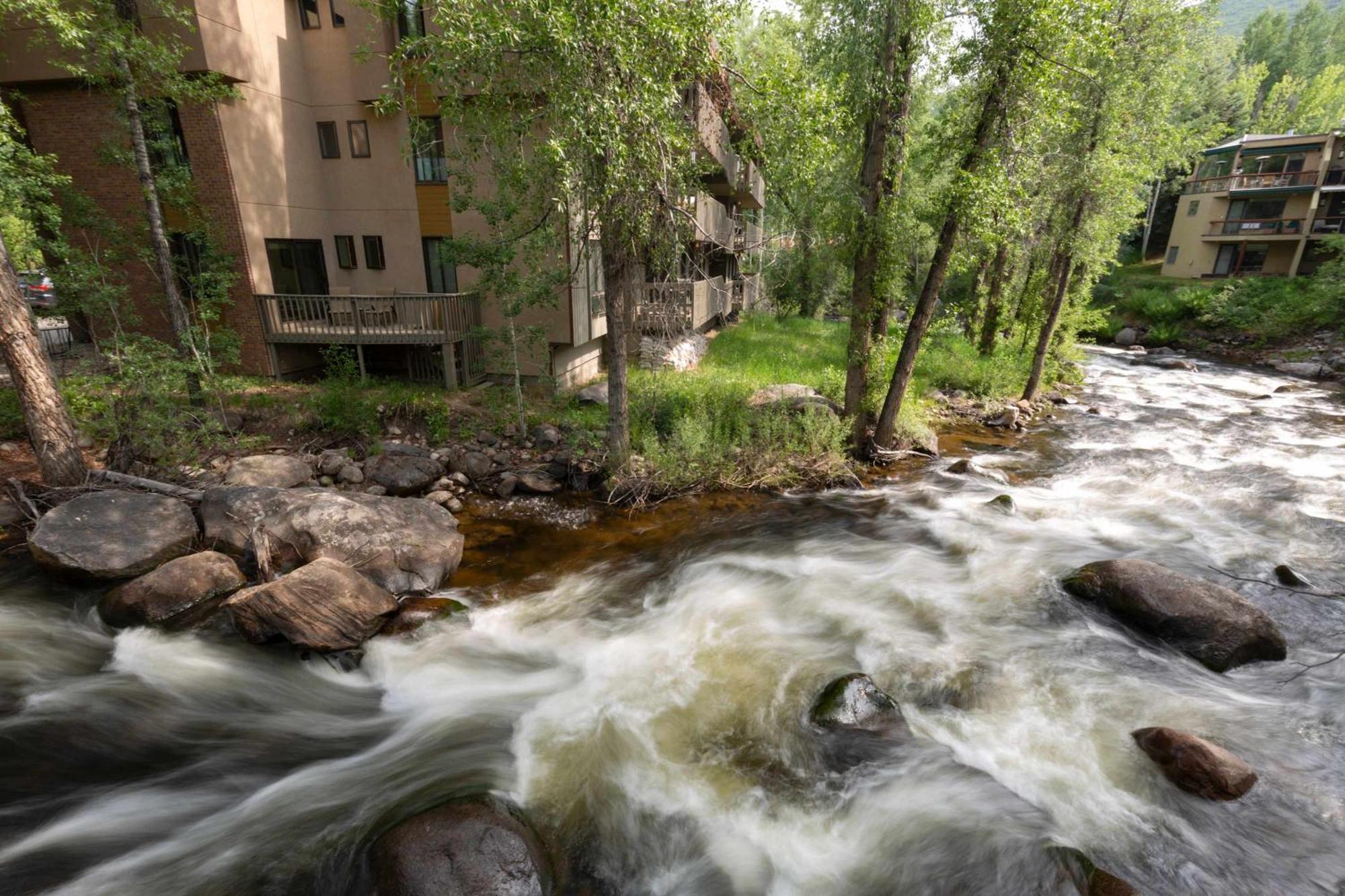 Riverfront 2 Bedroom - Steps To Town - Pool & Hot Tub Aspen Exterior photo