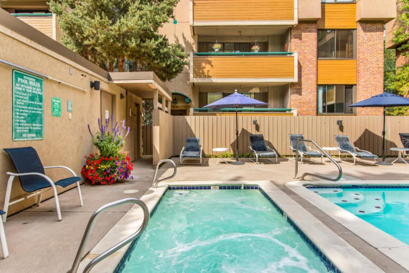 Riverfront 2 Bedroom - Steps To Town - Pool & Hot Tub Aspen Exterior photo