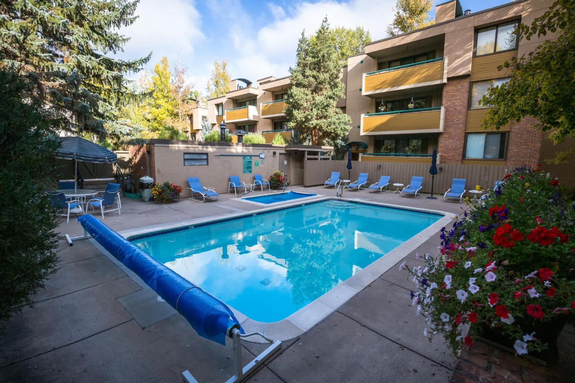 Riverfront 2 Bedroom - Steps To Town - Pool & Hot Tub Aspen Exterior photo