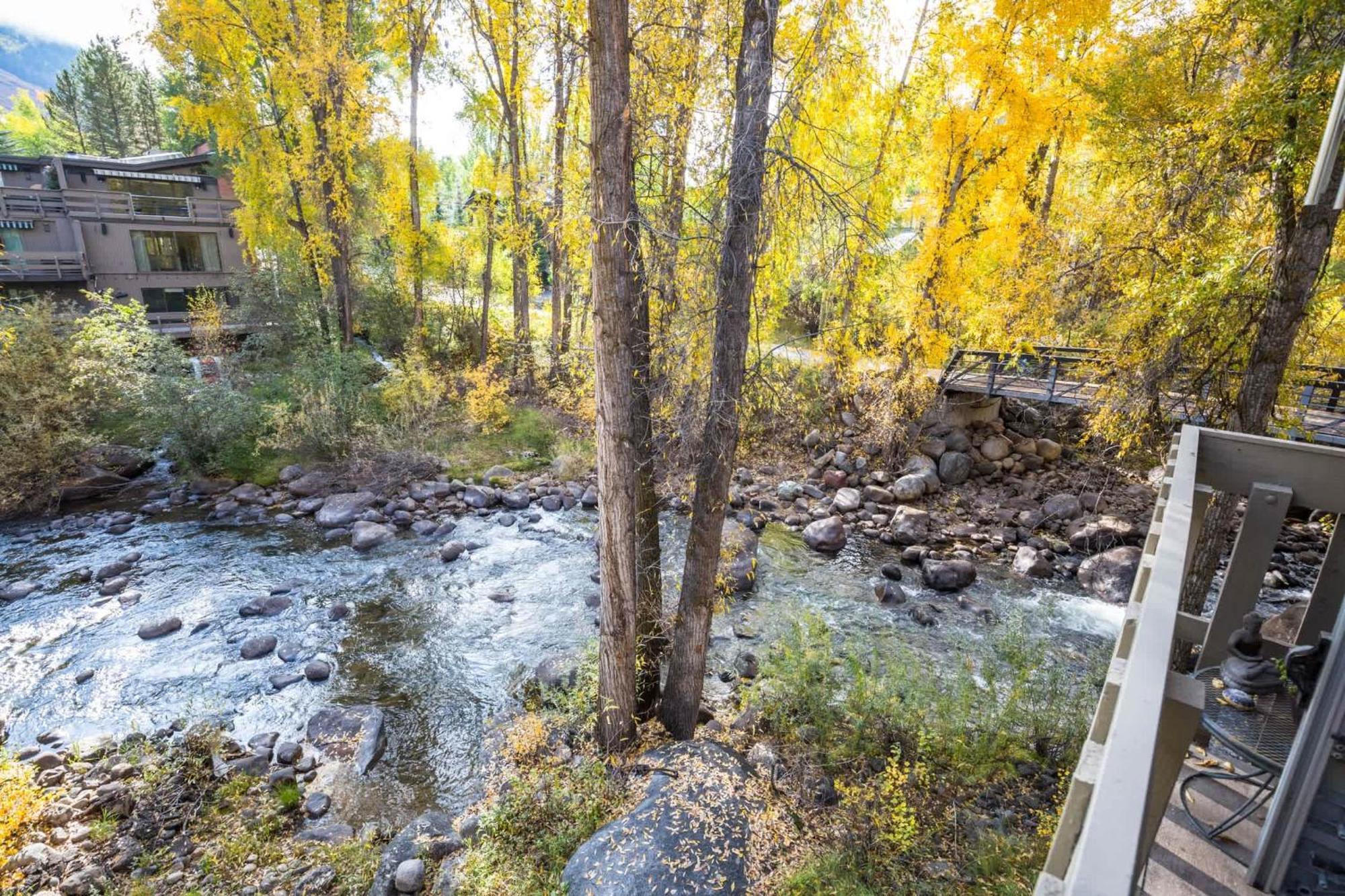 Riverfront 2 Bedroom - Steps To Town - Pool & Hot Tub Aspen Exterior photo