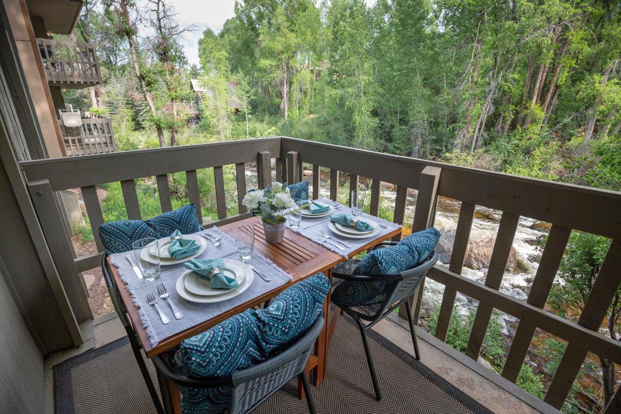 Riverfront 2 Bedroom - Steps To Town - Pool & Hot Tub Aspen Exterior photo
