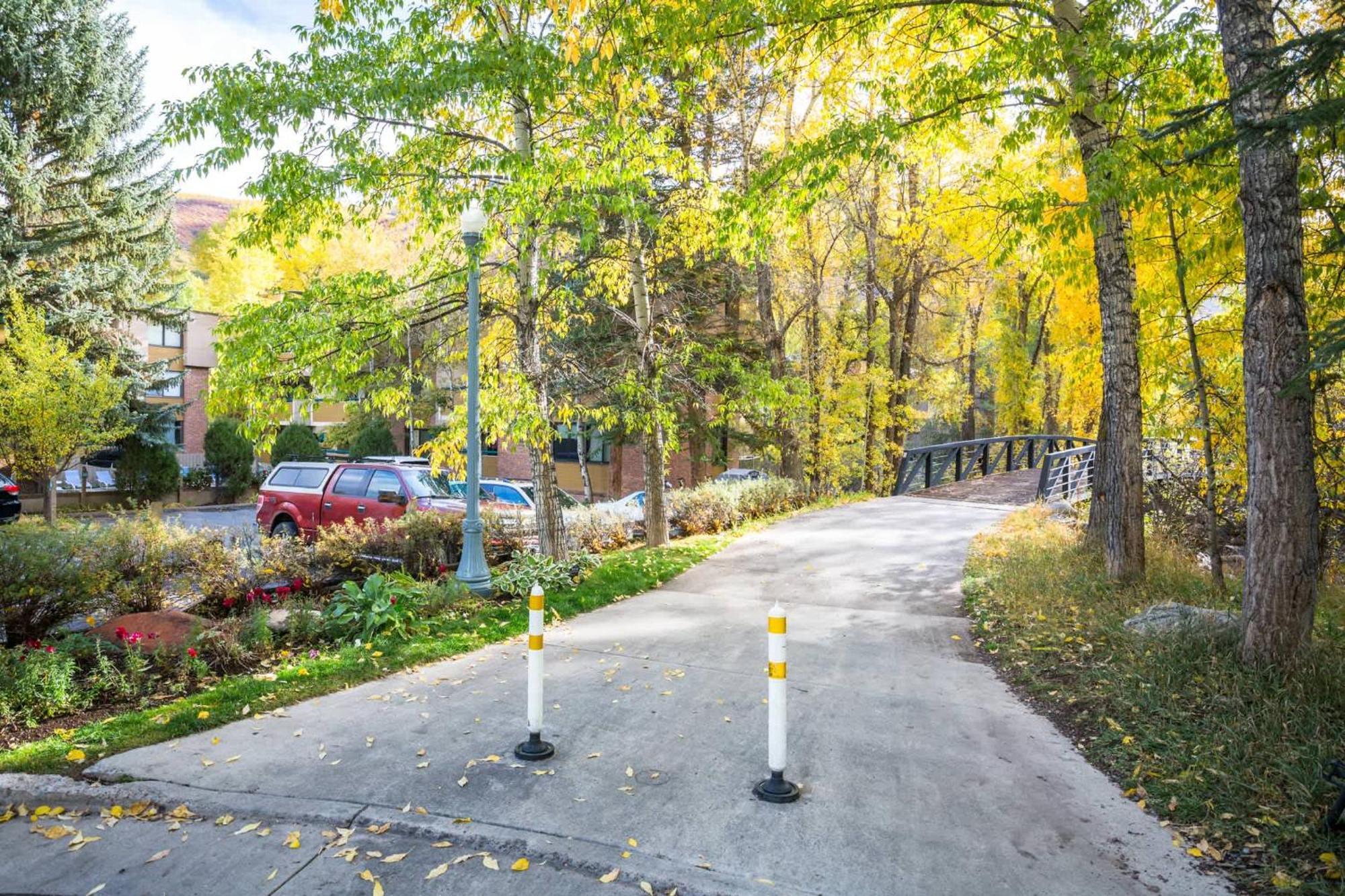 Riverfront 2 Bedroom - Steps To Town - Pool & Hot Tub Aspen Exterior photo