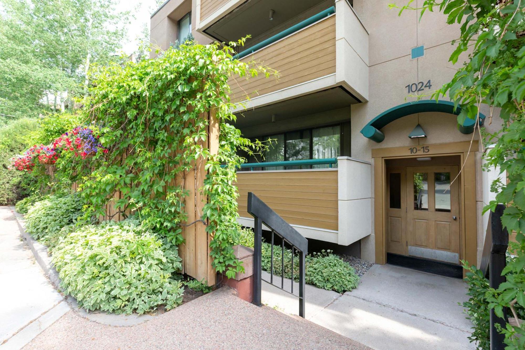 Riverfront 2 Bedroom - Steps To Town - Pool & Hot Tub Aspen Exterior photo