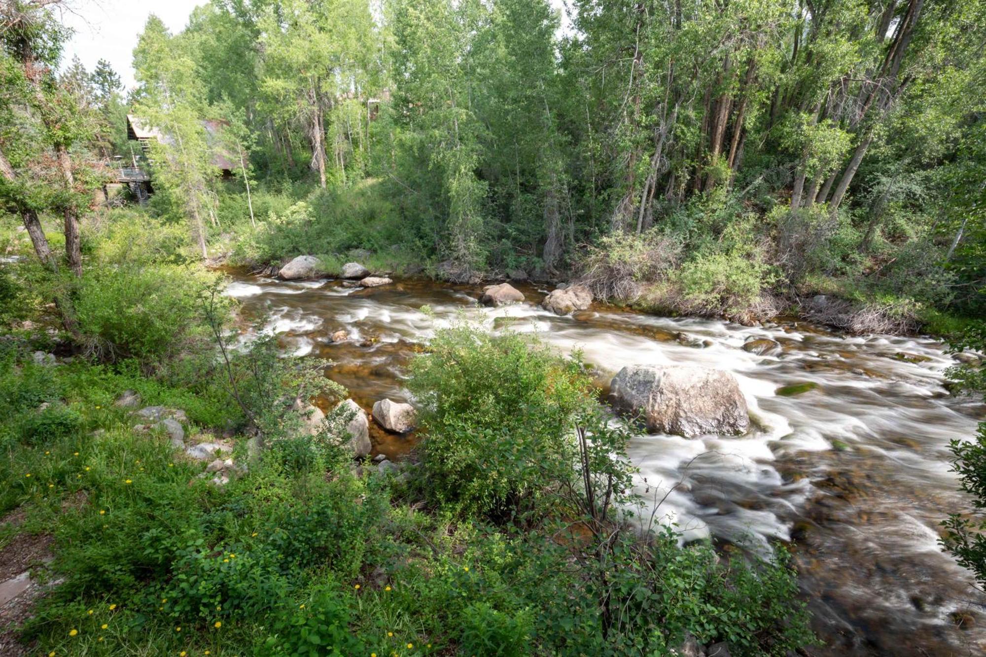Riverfront 2 Bedroom - Steps To Town - Pool & Hot Tub Aspen Exterior photo