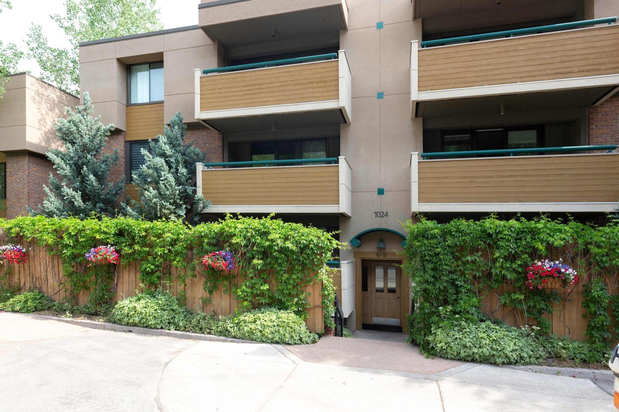 Riverfront 2 Bedroom - Steps To Town - Pool & Hot Tub Aspen Exterior photo