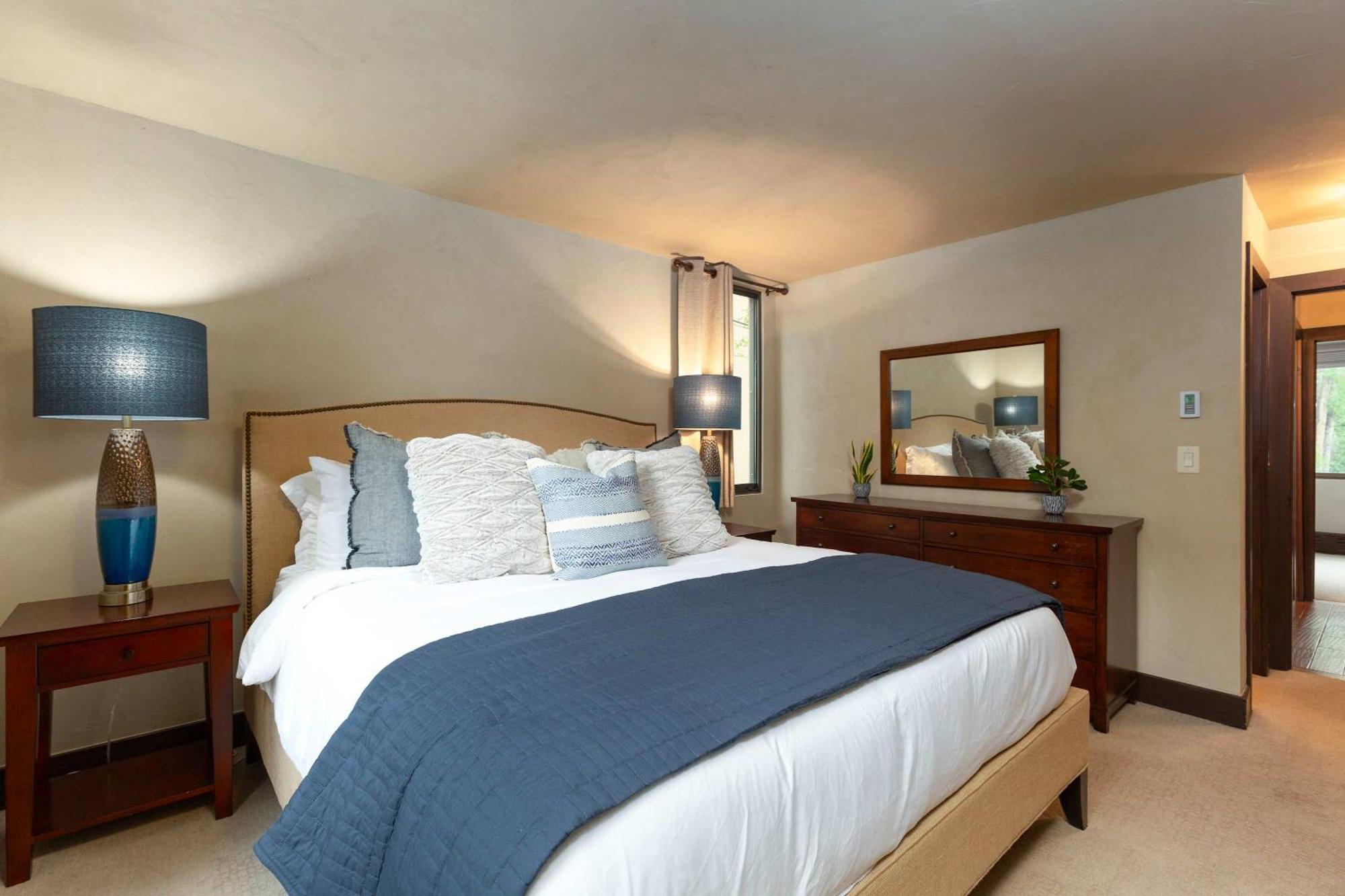 Riverfront 2 Bedroom - Steps To Town - Pool & Hot Tub Aspen Exterior photo