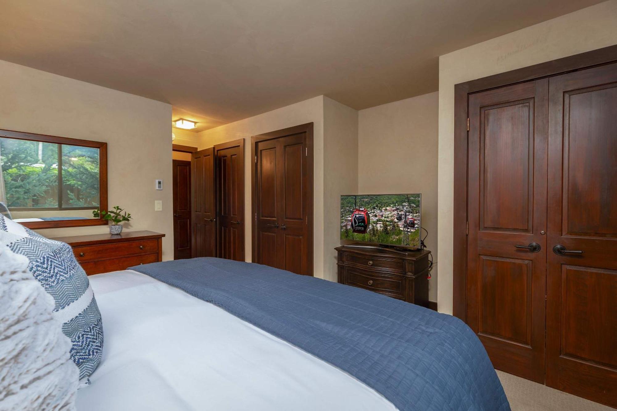 Riverfront 2 Bedroom - Steps To Town - Pool & Hot Tub Aspen Exterior photo