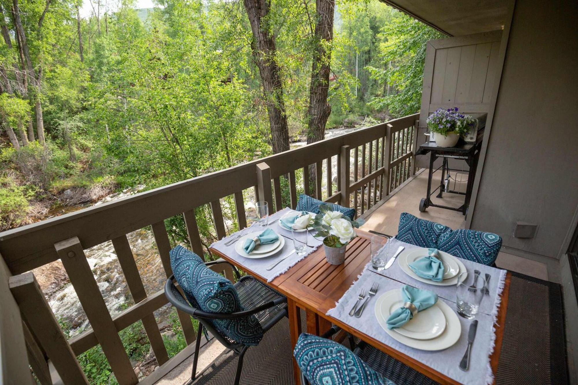 Riverfront 2 Bedroom - Steps To Town - Pool & Hot Tub Aspen Exterior photo