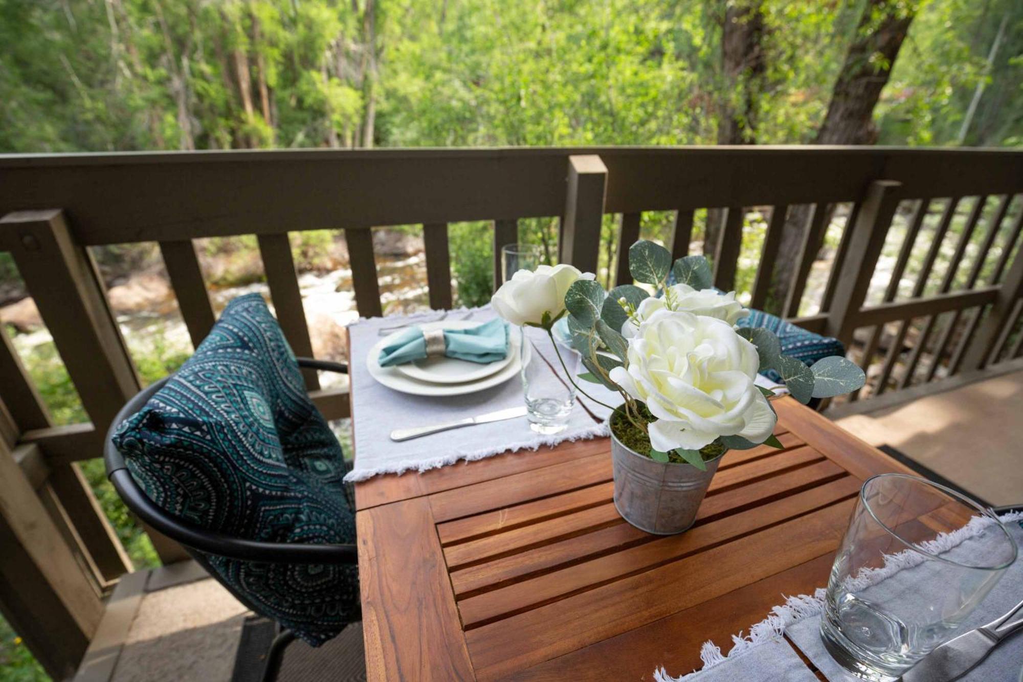 Riverfront 2 Bedroom - Steps To Town - Pool & Hot Tub Aspen Exterior photo