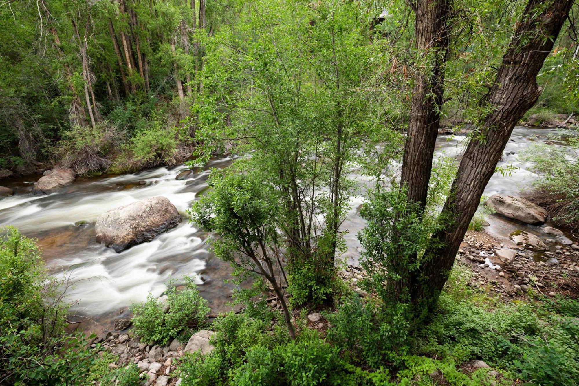 Riverfront 2 Bedroom - Steps To Town - Pool & Hot Tub Aspen Exterior photo