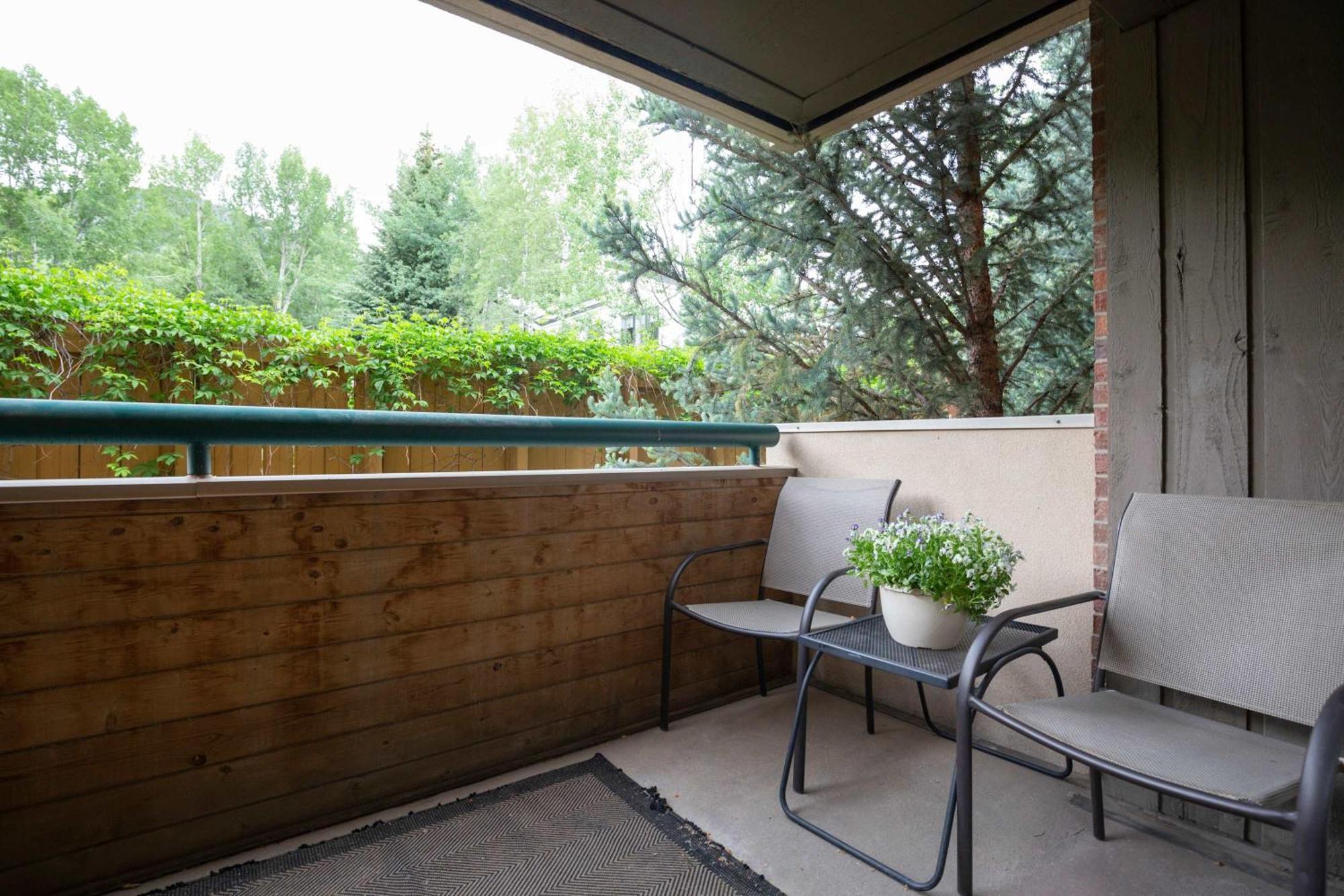 Riverfront 2 Bedroom - Steps To Town - Pool & Hot Tub Aspen Exterior photo