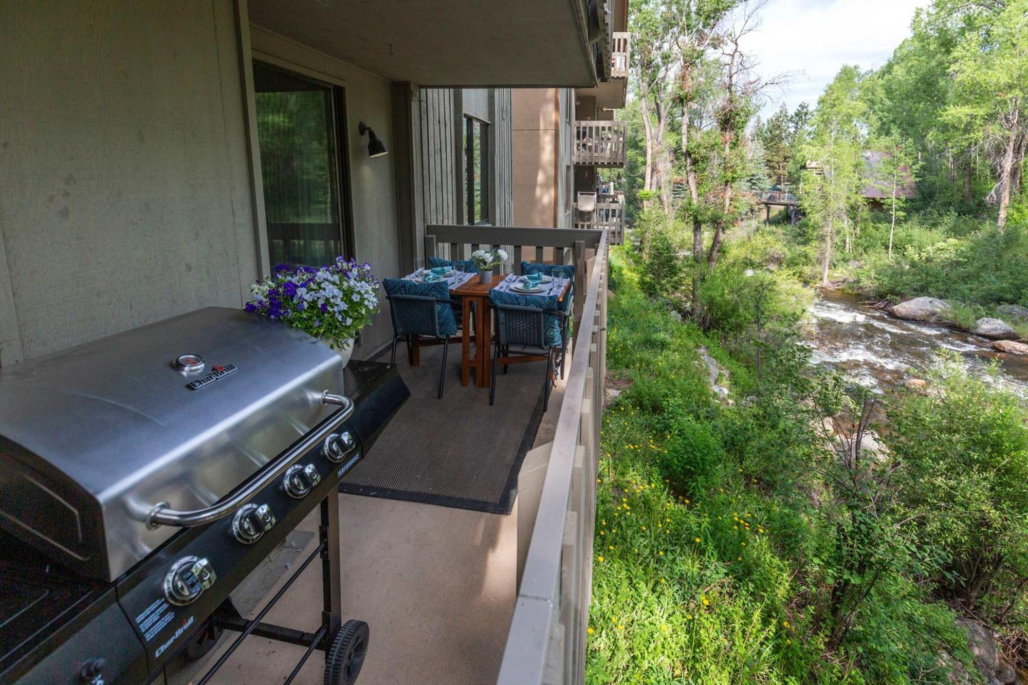 Riverfront 2 Bedroom - Steps To Town - Pool & Hot Tub Aspen Exterior photo