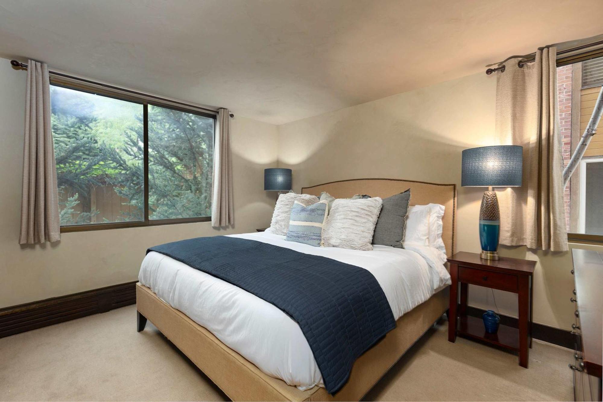 Riverfront 2 Bedroom - Steps To Town - Pool & Hot Tub Aspen Exterior photo