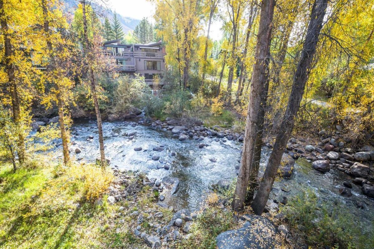Riverfront 2 Bedroom - Steps To Town - Pool & Hot Tub Aspen Exterior photo