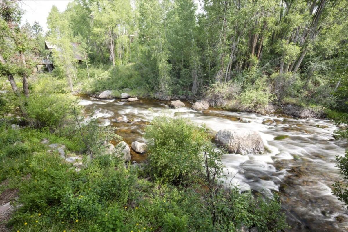 Riverfront 2 Bedroom - Steps To Town - Pool & Hot Tub Aspen Exterior photo