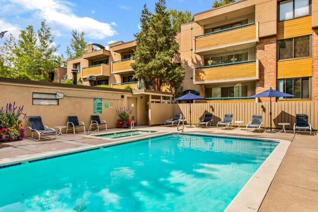 Riverfront 2 Bedroom - Steps To Town - Pool & Hot Tub Aspen Exterior photo